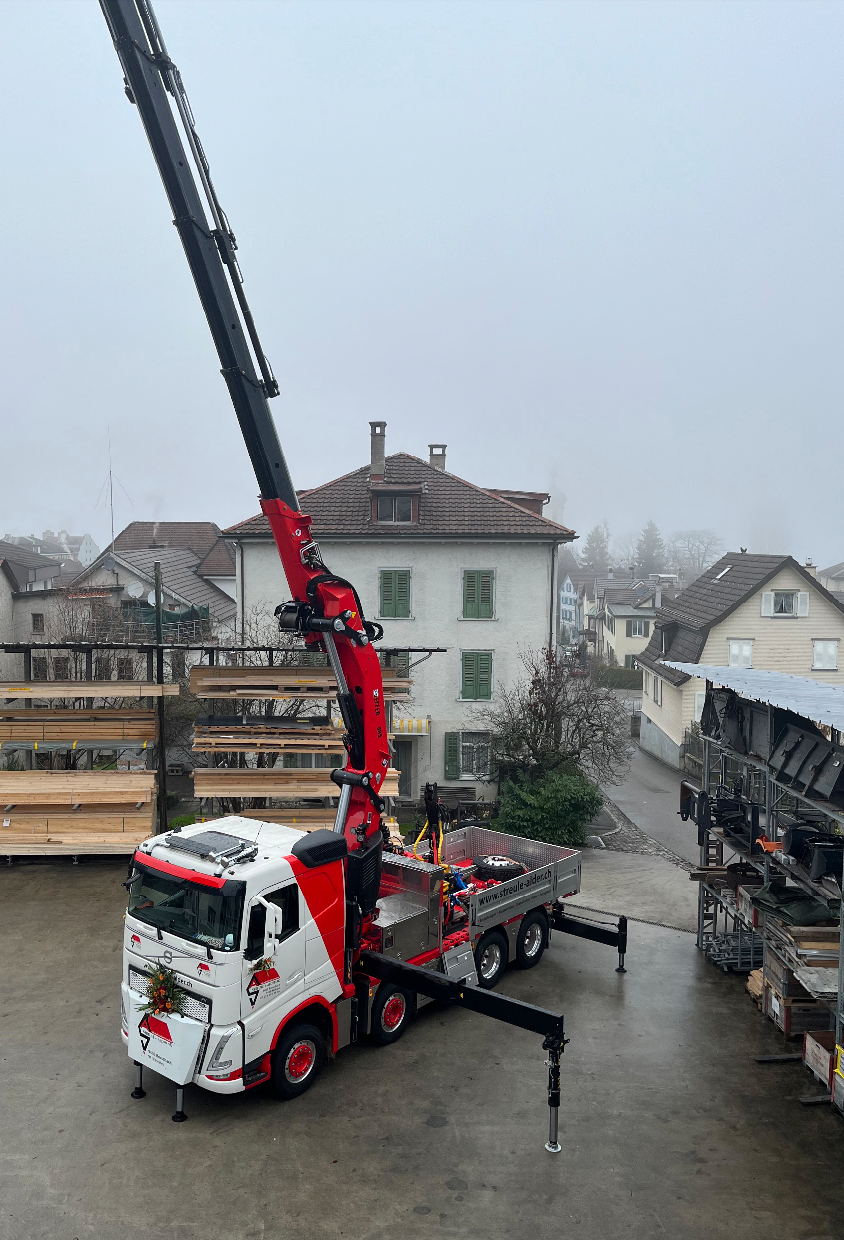 Neuer LKW mit Ladekran